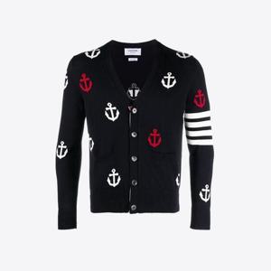 [톰브라운] MKC467A Y3007 415 사선완장 앵커 자카드 브이넥 버튼 코튼 가디건 네이비 남성 자켓