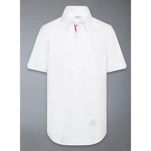 [THOM BROWNE] 라프리마 남성 셔츠 스트레이트 핏 바텀 다운 숏 슬리브 W/ CF GG 플래킷 인 옥스포드 MWS239EF0313 100 화이트 /9