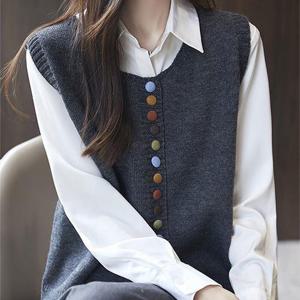 [유니제이] 카리안 버튼 장식 니트 조끼