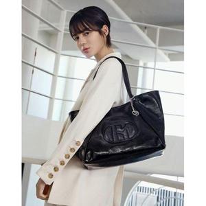 갤러리아_헤지스핸드백 HIBA4E528BK 시그니처 H 패치 블랙 와이드 쇼퍼백 L