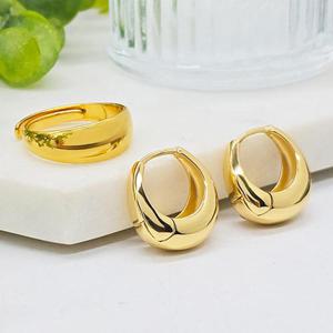 [지와이] 2종세트 귀걸이 반지 세트 18K 도금 변색없는 여성 원터치 엘리 디베르 여자 골드 금 도금