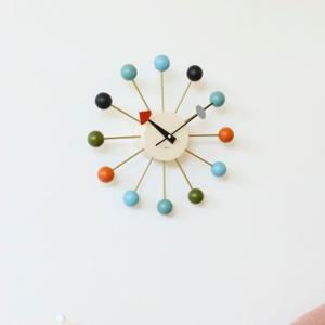 우드 컬러 볼 클락 디자인 벽시계