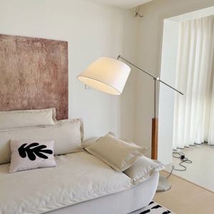 [해외]노르딕 우드 플로어 램프 각도 조절 관절 조명 장스탠드 거실