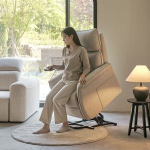 쿠폰가 229,000원/로빈 조야 패브릭 1인용 소파 이지 스탠드형 전동 리클라이너 의자