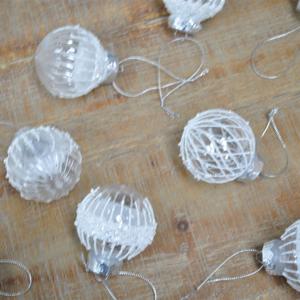 화이트 패턴볼 6cm/12알 크리스마스겨울 카페 장식소품 교회성당(반짝이 가루 떨어짐있음)