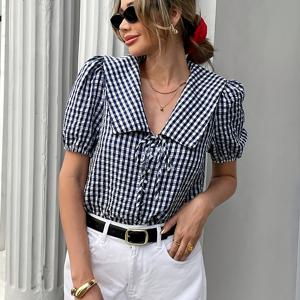 TEMU 여성용 스타일리시한 블랙 앤 화이트 긴밍 버튼 업 셔츠, 퍼프 슬리브, 화이트 하이 웨이스트 팬츠, 레드 헤어 액세서리 - 봄/여름, 캐주얼 시크 아웃핏, 캐주얼 시크 아웃핏|퍼프 슬리브 탑|긴밍 패턴, 여성용 블라우스