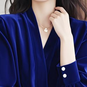 TEMU 독특하고 아름다운 프렌치 스타일의 세련된 라이트 럭셔리 고급스러운 블루 V넥 벨벳 셔츠, 이브닝 드레스, 오피스 복장, 프렌치 스타일 블라우스, 시크한 디자인, 소재, 고급스러운 감촉, 패셔너블 탑, 클래식 블라우스, 성숙한 여성, 오피스 전문가용