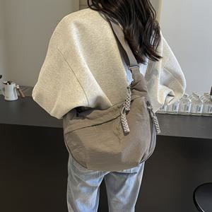 TEMU 우아한 여성 크로스바디 만두백 - 가볍고 대용량 조절 가능한 숄더백, 태슬 디테일, 접이식 나일론 핸드백 (그레이/베이지), 일상 및 출퇴근용, 지퍼 클로저, 여행 필수품, 세련된 액세서리, 내구성 있는 소재, 넉넉한 수납공간, 도시 생활에 적합