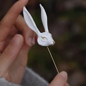 TEMU 시크한 세라믹 여우 브로치 핀 - 귀여운 동물 디자인과 골드톤 메탈 악센트, 캐주얼 의상용 내구성 및 스타일리시 액세서리, 캐주얼 주얼리|재미있는 디자인|내구성 있는 주얼리