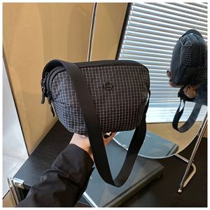 TEMU 1개 여성용 스포티한 체크무늬 나일론 크로스바디백 - 조절가능한 끈 & 지퍼형, 경량 레드/그린/블랙 플라이트 수납공간이 있는 핸드백 (헬스장, 여행, 데일리 사용) - 내구성 있고 부드러운 캐주얼 파우치, 트렌디한 토트백, 튼튼한 제작, 컴팩트한