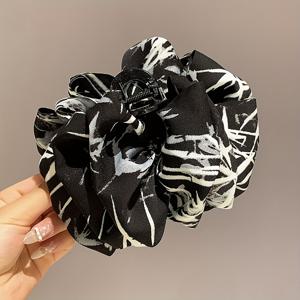 TEMU 1개 대형 미끄럼 방지 상어 그립 헤어 클로 클립 - 우아한 러플 리본 디자인과 흑백 꽃무늬 패턴, 두꺼운 머리카락에 안전하게 고정, 어머니의 날 선물, 일상 및 공식적인 헤어 스타일 액세서리, 중국풍 디자인 | 고품질 장인 정신, 상어 액세서리