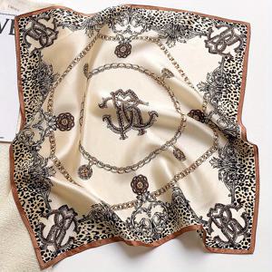 TEMU 우아한 룩을 연출하기 위해 목에 걸 수 있는 레드 프린트 체인 디자인 실크 스카프입니다. 헤어 스타일링으로 시크한 외모를 연출하거나, 독특한 스타일을 위해 감싸서 사용할 수 있습니다. 또한 가정용 테이블 덮개나 데코용으로도 활용할 수 있습니다.