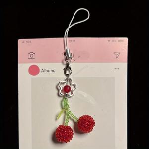 TEMU 체리와 꽃 디자인을 특징으로 하는 세련되고 귀여운 폰 차밍, 여성과 소녀에게 완벽한 선물로 적합합니다.