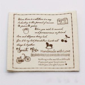 TEMU 20개 수제 천 라벨 - 'Sweet Lucky', 'Craft & Arts', 'Handmade with Love' 및 'Sweet Life' 문구가 있는 4가지 독특한 디자인, DIY 공예용 흰색 패브릭 태그와 갈색 잉크 프린트, 재봉틀, 뜨개질, 보석 및 액세서리, 장식 테두리가 있는 수공예 라벨