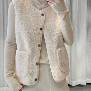 TEMU 여성용 버튼 달린 램 베스트, 부드러운 플러시 텍스처, 니트/셔츠 레이어링에 다용도, 하이넥 또는 라운드 칼라 스타일 - 겨울 & 봄 아우터웨어, 패셔너블한 귀여운 코트, 솔리드 컬러 듀얼 포켓, 여성용 베스트, 니트 레이어링 아이템, 우아한 디자인, 손세탁 전용, 포근한 텍스처, 성인 의류|나시티|민소매