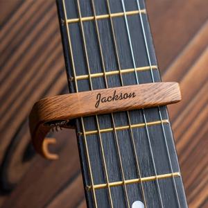 TEMU 맞춤형 텍스트 기타 카포, 개인화된 나무 기타 카포, 클래식 클립으로 빠르고 쉬운 조절 가능, 맞춤 생일 선물, 졸업 선물, 전기 기타 및 우쿨렐레에 적합, 선택할 수 있는 3가지 색상