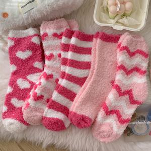TEMU 5켤레 하트 코랄 벨벳 미드 튜브 양말 겨울용 플러시 울트라 두꺼운 여성용 홈 따뜻한 발 잠자는 바닥 양말