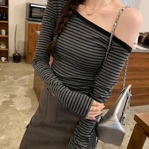 TEMU 여성용 섹시 오프숄더 긴팔 크롭탑 - Y2K 스타일 슬림핏 짧은 길이 셔츠, 블랙 & 화이트 수직 줄무늬, 신축성 폴리에스터 혼방 봄/가을 레이어링, 캐주얼부터 파티웨어까지, 크롭 블라우스, 오프숄더 패션, 핏 좋은 디자인, 오프숄더 탑, 여성용 가을 티셔츠, 세련된 상의|반팔티|반팔티셔츠|반팔셔츠