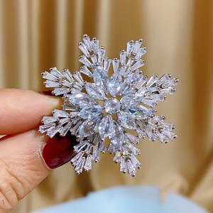 TEMU 우아한 크리스마스 눈꽃 브로치, 반짝이는 슈퍼 샤이니 겨울 의류 장식, 합성 큐빅 지르코니아가 있는 구리, 완벽한 크리스마스 선물, 계절 장식 | 우아한 눈꽃 디자인 | 지르코니아 장식, 눈꽃 장식