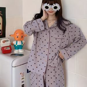 TEMU 편안한 하트 프린트 파자마 - 부드러운 폴리에스테르 95% 스판덱스 5% 블렌드, V넥 긴팔 상의와 신축성 있는 허리 바지, 성인용 캐주얼 라운지웨어, 버튼 디테일, 직조된 면, 130g/m² - 가을/겨울에 완벽합니다|잠옷|냉장고바지|옷