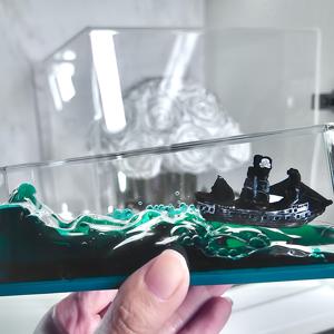 TEMU 1개 아크릴 해적선 액체 탁상 장식 - 항해 테마 미니어처 선박 및 바다 파도 포함, 전원 필요 없음, 집이나 사무실에 완벽하며 크루즈 애호가를 위한 선물로 적합, 크리스마스, 할로윈, 이스터, 추수감사절, 해양 장식