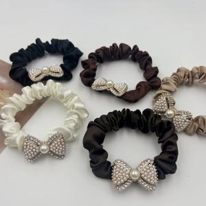 TEMU 리본 장식이 달린 라인스톤 헤어 타이 5개 세트 - 고탄력성 무해한 머리끈, 모조 진주 장식, 5가지 색상(브라운, 다크 브라운, 샴페인, 블랙) - 포니테일, 번, 생일 및 특별한 날에 완벽한 포니테일 홀더 | 모조 진주 액센트 | 장식용 헤어타이, 헤어 액세서리