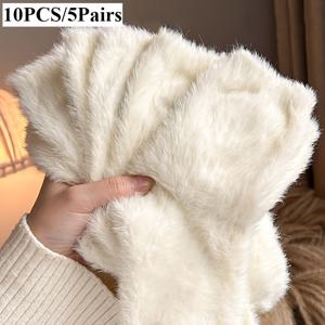 TEMU 여성용 울트라소프트 플러시 5켤레 - 밍크퍼지 텍스처, 폴리에스터 혼방 보온 겨울양말, 미디엄 튜브 솔리드컬러 편안함, 세탁기 사용 가능한 실내외 캐주얼 사계절/겨울화, 내구성 & 부드러운 착용감, 추위에 강한