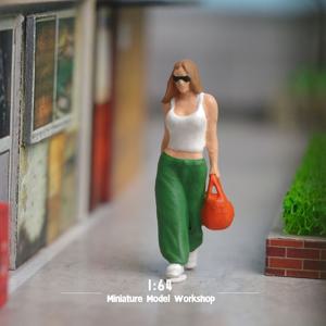 TEMU 1개 스케일 미니어처 모델 - 가방을 든 스타일리시한 소녀, & 녹색 의상, 정교한 액세서리, 풍경, 창의적인 장면, 대형 사진에 이상적, 미니어처 모델, 창의적인 장면 액세서리, 사실적인 미니어처, 이상한 장난감, 장난감, 사람 미니어처, 무기 피규어, 미니어처 소품, 프라모델
