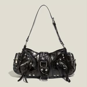 TEMU 여성용 Y2K 레트로 리벳 장식 모터사이클 스타일 크로스바디 백 1개, 조절 가능한 스트랩 및 지퍼 클로저, 캐주얼 외출 및 트렌디한 의상에 어울리는 엣지 시크 핸드백