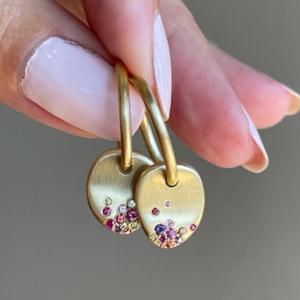 TEMU 요요 여성용 빈티지 하트 모양 펜던트 귀걸이 - 골든톤 KC 금도금 스터드, 일상 & 파티 주얼리 선물 (크리스마스, 생일, 기념일), 합성 지르코니아 인레이, 화려한 스톤 장식, 고급스럽고 세련된 디자인의 경제적인 럭셔리 귀걸이