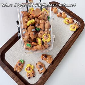 TEMU 21개 세트 [20종류의 카피바라 + 1개의 수납 케이스]은 다양한 색상, 재미있는, 빛나는, 귀여운 만화 카피바라 장식품을 특징으로 합니다. 이러한 상상력 있는 만화 동물 펜던트는 DIY 공예, 폰 케이스, 헤어 액세서리, 귀걸이, 및 키 체인 제작에 완벽합니다. 이들은 배터리가 없는 레진 DIY 액세서리입니다.