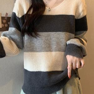 TEMU 여성용 오버사이즈 V넥 스웨터 - 블랙 & 화이트 가로 줄무늬 겨울 스웨터, 브라운/그레이/베이지 포인트, 부드럽고 따뜻한 캐주얼 겨울 스웨터, 가을 & 겨울 레이어링용, 핸드워시 가능한 편안한 핏, V넥 디자인과 블랙/화이트/그레이/베이지 줄무늬, 가을과 겨울을 위한 준비된 스타일
