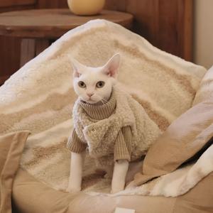 TEMU 소프트 폴리에스터 충전재와 버튼 클로저가 있는 코지 플러시 펫 조끼 - 소형~중형 고양이 및 강아지를 위한 사계절용 따뜻함, 베이지/브라운 투톤 디자인의 귀여운 내구성 좋은 편안한 반려동물 의류