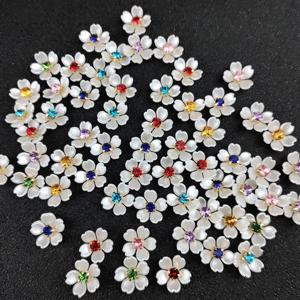TEMU 60개 플로랄 라인스톤 꽃 - 15mm(1.25cm) 대형, 반짝이는 중심 - 화이트 베이스 & 멀티컬러 액센트 (블루, 골든, 레드, 그린, 클리어) - DIY 주얼리, 의류, 네일아트, 웨딩 데코용 가벼운 플로럴 장식품 - 초보자 및 전문가를 위한 크래프팅 비즈, 부케 액세서리, 옷장식, 빛나는 스톤