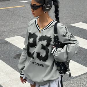 TEMU 여성용 Y2K 레트로 스트리트웨어 티셔츠 - 긴 소매 V넥, '23' 대담한 글자 프린트, 연회색 & 검정 컬러 블록, 사계절 캐주얼 및 테마 이벤트 필수 아이템 - PB-969, 다재다능한 패션, 고품질 스티칭, 트렌디한 셔츠, 여성용 블라우스, 아름다운 여성용 셔츠