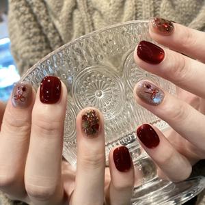 TEMU 핸드크래프트 루비 캣 아이 프레스온 네일 - 우아한 레드와 골든 글리터 쇼트 스퀘어 인조 네일, 꽃무늬 액센트, 가을 축제에 완벽, 우아한 네일 웨어|겨울 네일 패션|핸드크래프트 네일|네일