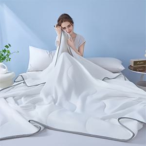 TEMU 쿨링 담요, 부드러운 회색 트림이 있는 가벼운 여름 퀼트 | 땀 흡수 좋은 통기성 이불, 스타일, 세탁기 사용 가능, 폴리에스터 원단, 사계절 사용 가능.