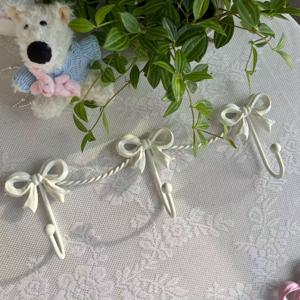 TEMU 1개 금속 리본형 벽걸이 키홀더 - 프렌치 컨트리 러스틱 팜하우스 스타일, 파스텔핑크 & 화이트 장식용 수납함 (현관/침실/어린방/여자아이 기숙사) - 휴가철(크리스마스,발렌타인데이,새해) 홈데코 - 내구성 있는 금속제작