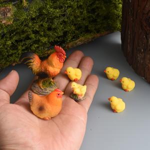 TEMU 7개 리얼한 닭 가족 모형 조각상 - 표현적인 눈, 실제 같은 포즈 & 다이나믹한 날개 움직임을 갖춘 레진 미니어처 정원 장식, 집, 사무실 책상에 완벽한 휴일 선물