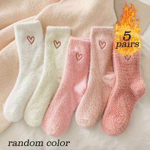 TEMU 하트 자수 양말 5켤레, 가을 겨울용 따뜻한 중목 홈 양말, 귀여운 보온 플러시 두꺼운 양말, 방한 바닥 양말, 청소년용, 추운 날씨 양말, 아늑한 홈웨어, 귀여운 양말, 스타일리시 양말, 플러시 텍스처, 부드러운 플러시 소재