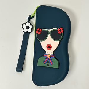 TEMU 실리콘 안경 케이스 손목 스트랩 포함 - 휴대용 여행 정리함 (안경, 립스틱, 이어폰, 소품용) - 귀여운 캐릭터 디자인, 다양한 색상 - 여자친구와 어머니날 선물로 완벽, 귀여운 안경, 네 가지 색상 제공|립스틱