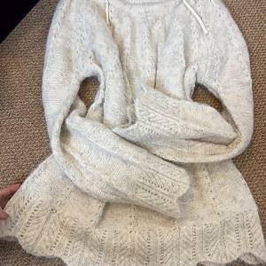 TEMU 여성용 우아한 오프숄더/원쇼울더드레스 - 러플링된 밑단 & 리본백, 부드러운 베이지 색상의 레이스풍 텍스처, S-라인 실루엣, 핸드워시 가능한 Fabric으로 캐주얼에서 포멀 이벤트까지 - 겨울화이트와 어퍼웨어를 위한 세련된 핏디자인과 네크라인에 러플링이 돋보이는 허리결합형 Bow Detail, 솔리드컬러 드레스