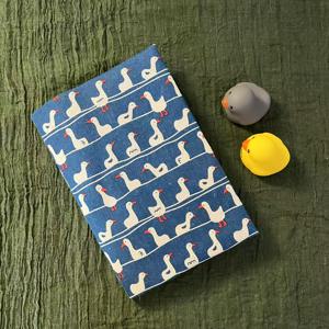 TEMU 손으로 만든 A6 A5 귀여운 오리 소재 책 커버 - 파란색과 흰색 오리 패턴, 내구성이 뛰어난 천 재질, 노트북 및 사무용품을 위한 휴대용 보호 지갑, 선물 아이디어, 노트북 액세서리, 상상력 있는 디자인, 질 좋은 공예|북커버