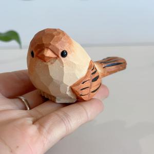 TEMU (이상) 수제 조각 새 조각상 - 나무 결 질감, 현대적인 미니어처 새 피규어, 표현력 있는 눈과 부리, 갈색 & 검정 날개/몸체 디자인, 홈, 웨딩, 추수감사절용 테이블탑 장식, 수제 손으로 그린 나무 새 장식, 선반이나 테이블 디스플레이용 매력적인 수제 새 조각상, 미니어처 새 장식