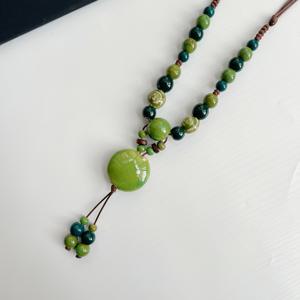 TEMU 스타일의 조절 가능한 길이 세라믹 비즈 목걸이 - 손으로 만든 고온 가마로 굽은 다색 로즈 패턴 스톤, 여성용 시크 패션 목걸이, 일상 착용 및 특별한 기회에 적합, , 어머니의 날, 추수감사절, 카니발 데이, 조명에 이상적인 선물