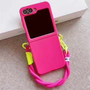 TEMU 삼성 갤럭시 Z 플립 모델 3, 4, 5, 6을 위한 캔디 컬러의 매트 폰 케이스, 대조적인 나일론 체인 래니어를 특징으로 하며, 고급스러운 단색 보호 백 커버를 제공합니다.