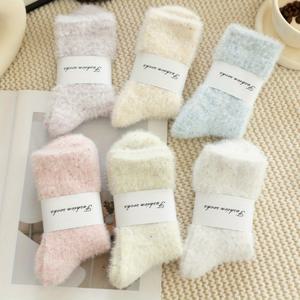 TEMU 6 쌍 여성용 아늑한 플리스 미드 캘프 양말 - 부드럽고 따뜻하며 통기성이 좋습니다. 다양한 색상 (분홍색, 흰색, 연한 파란색, 베이지, 민트 그린, 연한 회색) - 겨울 잠옷과 가정용 편안함에 완벽합니다. 겨울 양말