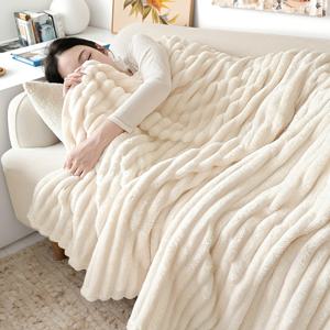 TEMU 1개 플러시 코랄 플리스 담요 - 초소프트 사계절 럭셔리 침대 스프레드, 소파 던지기, 캠핑 및 여행용 침구, 회색 - 기계 세탁 가능한 아늑한 선물, 야외 또는 휴일용 - 기하학 패턴의 전통 스타일, 다목적 플리스 담요|이불