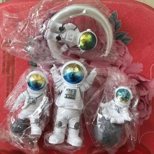 TEMU 4개 세트 창의적인 우주비행사 피규어, 거실 또는 어린이방 장식용 모델, 생일 선물 아이디어
