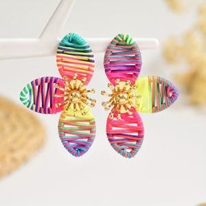 TEMU 핸드메이드 플로랄 귀걸이 한 쌍 - 골든톤 중심의 컬러풀 꽃잎 스터드, 여성용 가벼운 내구성 디자인, 일상 착용 및 해변 휴가와 어머니날 선물에 완벽한 기발한 귀걸이